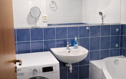 Na prenájom: 2-izbový byt s klimatizáciou, balkónom a výhľadom na zeleň – Ružinov, Ostredky