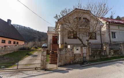 Veľký dvojgeneračný rodinný dom v krásnej oblasti, Svätý Jur, Neštich