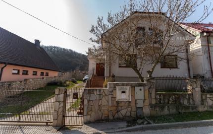 Veľký dvojgeneračný rodinný dom v krásnej oblasti, Svätý Jur, Neštich