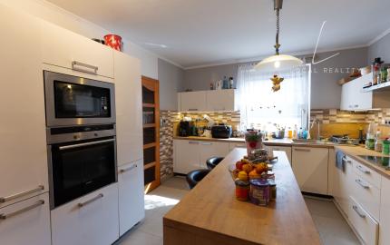 Veľký dvojgeneračný rodinný dom v krásnej oblasti, Svätý Jur, Neštich