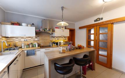 Veľký dvojgeneračný rodinný dom v krásnej oblasti, Svätý Jur, Neštich