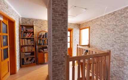 Veľký dvojgeneračný rodinný dom v krásnej oblasti, Svätý Jur, Neštich