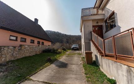 Veľký dvojgeneračný rodinný dom v krásnej oblasti, Svätý Jur, Neštich