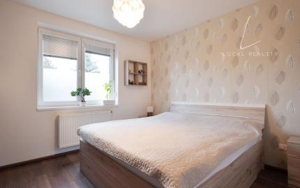 REZERVOVANÝ– 3-IZBOVÝ BYT S TERASOU, ROVINKA (JASNÁ ULICA)