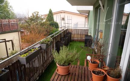 REZERVOVANÝ– 3-IZBOVÝ BYT S TERASOU, ROVINKA (JASNÁ ULICA)