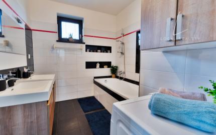 Na predaj útulný 4-izb rodinný dom v obci Veľký Grob s ďaľším menším domom na pozemku.