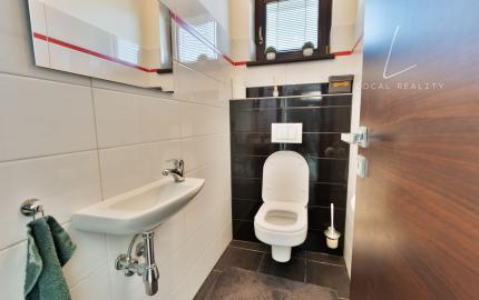 Na predaj útulný 4-izb rodinný dom v obci Veľký Grob s ďaľším menším domom na pozemku.