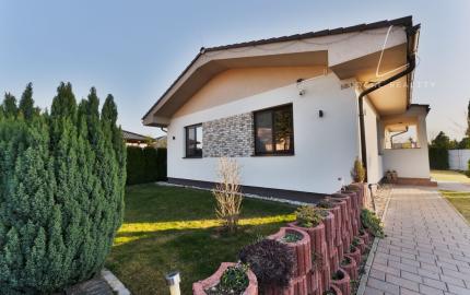 Na predaj útulný 4-izb rodinný dom v obci Veľký Grob s ďaľším menším domom na pozemku.