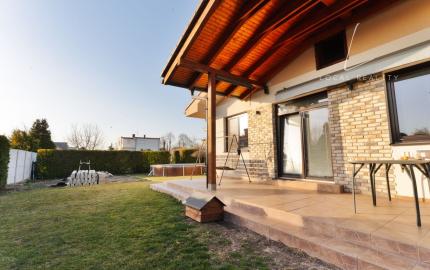 Na predaj útulný 4-izb rodinný dom v obci Veľký Grob s ďaľším menším domom na pozemku.