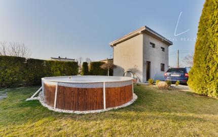 Na predaj útulný 4-izb rodinný dom v obci Veľký Grob s ďaľším menším domom na pozemku.