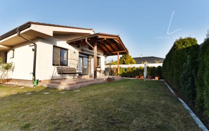 Na predaj útulný 4-izb rodinný dom v obci Veľký Grob s ďaľším menším domom na pozemku.