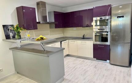 Na predaj priestranný 2-izbový byt s loggiou a parkovacím miestom – Martinčekova ulica, Ružinov