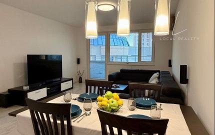 Na predaj priestranný 2-izbový byt s loggiou a parkovacím miestom – Martinčekova ulica, Ružinov