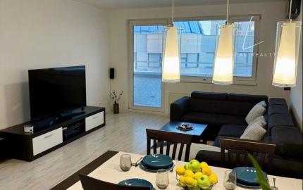 Na predaj priestranný 2-izbový byt s loggiou a parkovacím miestom – Martinčekova ulica, Ružinov