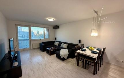 Na predaj priestranný 2-izbový byt s loggiou a parkovacím miestom – Martinčekova ulica, Ružinov