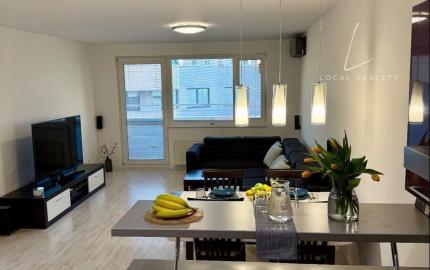 Na predaj priestranný 2-izbový byt s loggiou a parkovacím miestom – Martinčekova ulica, Ružinov