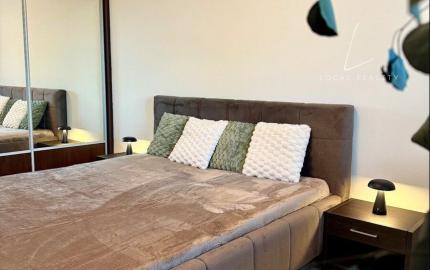 Na predaj priestranný 2-izbový byt s loggiou a parkovacím miestom – Martinčekova ulica, Ružinov