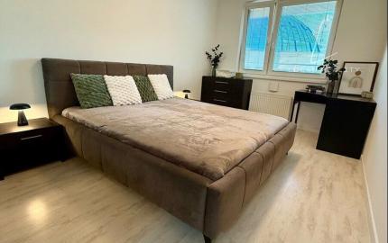 Na predaj priestranný 2-izbový byt s loggiou a parkovacím miestom – Martinčekova ulica, Ružinov