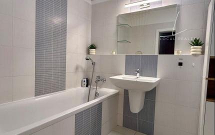 Na predaj priestranný 2-izbový byt s loggiou a parkovacím miestom – Martinčekova ulica, Ružinov