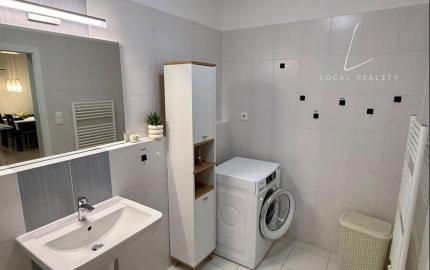 Na predaj priestranný 2-izbový byt s loggiou a parkovacím miestom – Martinčekova ulica, Ružinov