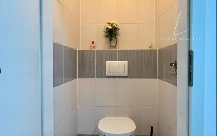 Na predaj priestranný 2-izbový byt s loggiou a parkovacím miestom – Martinčekova ulica, Ružinov