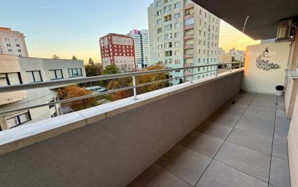 Na predaj priestranný 2-izbový byt s loggiou a parkovacím miestom – Martinčekova ulica, Ružinov