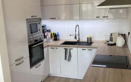 Prenájom - moderný 2-izbový byt s balkónom a parkovaním