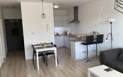 Prenájom - moderný 2-izbový byt s balkónom a parkovaním