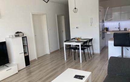 Prenájom - moderný 2-izbový byt s balkónom a parkovaním
