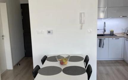 Prenájom - moderný 2-izbový byt s balkónom a parkovaním