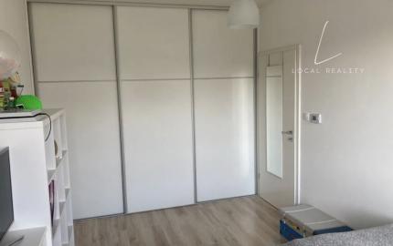 Prenájom - moderný 2-izbový byt s balkónom a parkovaním