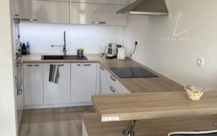 Prenájom - moderný 2-izbový byt s balkónom a parkovaním