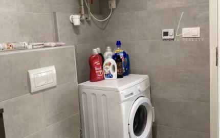 Prenájom - moderný 2-izbový byt s balkónom a parkovaním