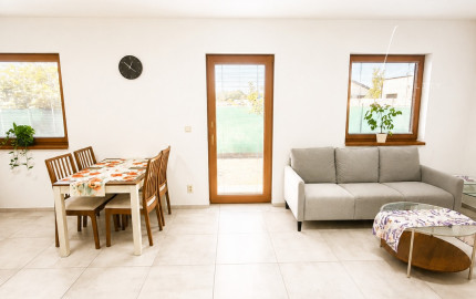 4-IZBOVÉHO RD  v Senci s terasou a parkovaním na prenájom