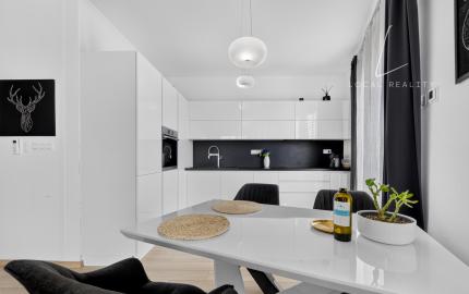 Moderný 3-izbový byt s 2 balkónmi a 2 parkovacími miestami