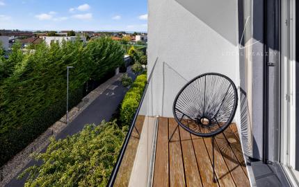 Moderný 3-izbový byt s 2 balkónmi a 2 parkovacími miestami