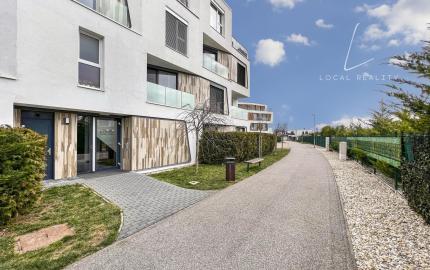 Moderný 3-izbový byt s 2 balkónmi a 2 parkovacími miestami