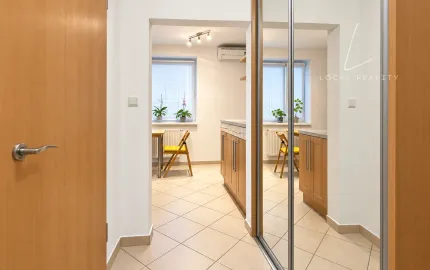 PRIESTRANNÝ 2-IZBOVÝ BYT S VEĽKÝM BALKÓNOM | BUDATÍNSKA 📍