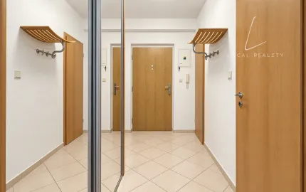 PRIESTRANNÝ 2-IZBOVÝ BYT S VEĽKÝM BALKÓNOM | BUDATÍNSKA 📍