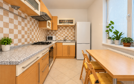 PRIESTRANNÝ 2-IZBOVÝ BYT S VEĽKÝM BALKÓNOM | BUDATÍNSKA 📍