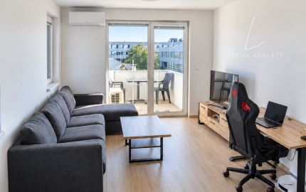 Svetlý 2-izbový byt s balkónom a garážovým státím v projekte RNDZ