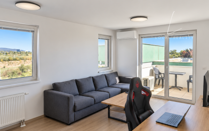 Svetlý 2-izbový byt s balkónom a garážovým státím v projekte RNDZ