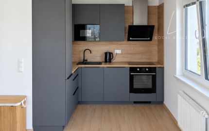 Svetlý 2-izbový byt s balkónom a garážovým státím v projekte RNDZ