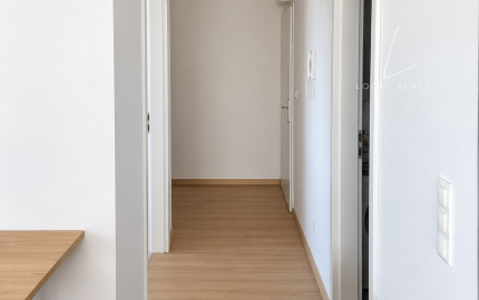 Svetlý 2-izbový byt s balkónom a garážovým státím v projekte RNDZ