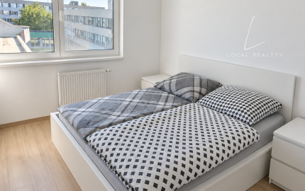 Svetlý 2-izbový byt s balkónom a garážovým státím v projekte RNDZ