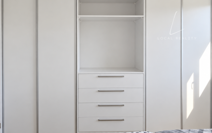 Svetlý 2-izbový byt s balkónom a garážovým státím v projekte RNDZ