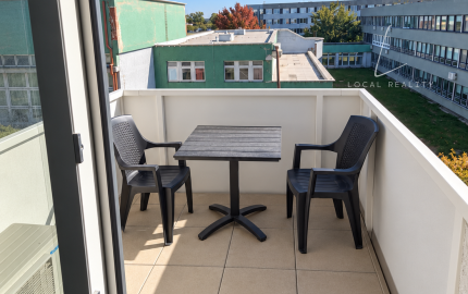 Svetlý 2-izbový byt s balkónom a garážovým státím v projekte RNDZ
