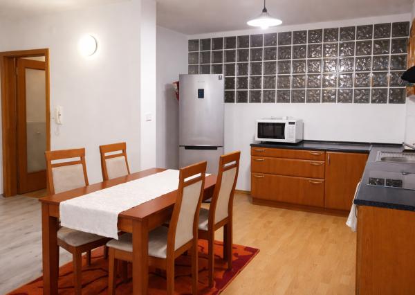 Na prenájom: 2-izbový byt s klimatizáciou, balkónom a výhľadom na zeleň – Ružinov, Ostredky