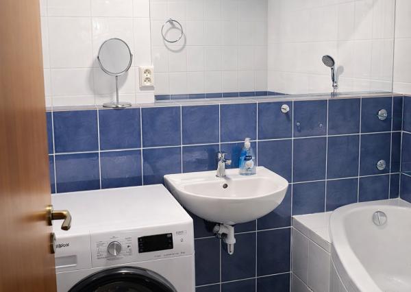 Na prenájom: 2-izbový byt s klimatizáciou, balkónom a výhľadom na zeleň – Ružinov, Ostredky