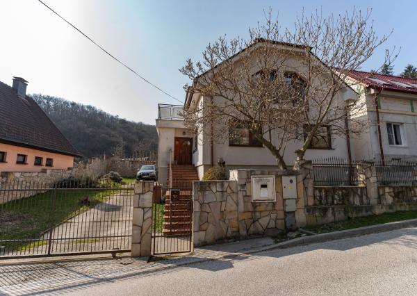 Veľký dvojgeneračný rodinný dom v krásnej oblasti, Svätý Jur, Neštich